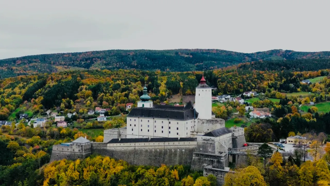 Drohnenaufnahme der Burg Forchtenstein im Herbst