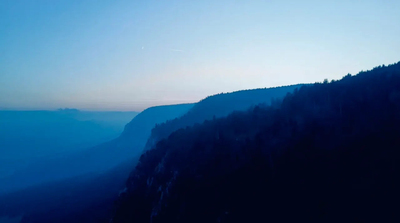 Drohnenaufnahme der Hohen Wand in der Abenddämmerung