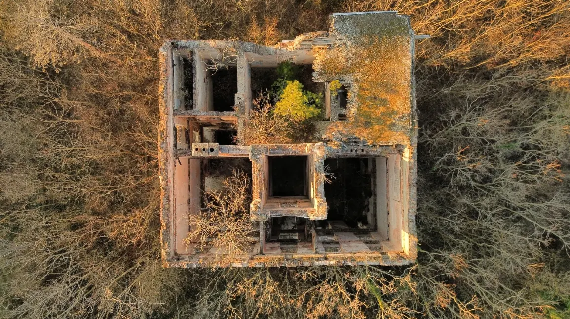 Drohnenaufnahme einer verlassenen Munitionsfabrik von oben